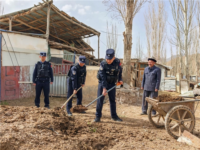 院子的树“吃”上了“警”牌肥料，这波操作很暖心